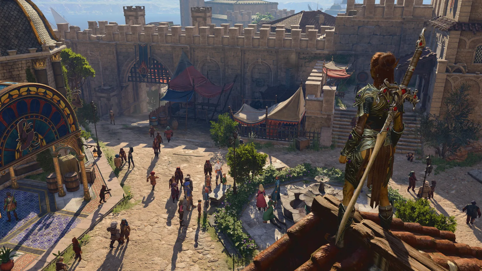 Ein Abenteurer, der über einen belebten Marktplatz in der Stadt Baldur's Gate blickt